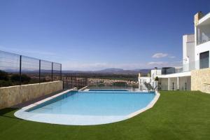 ein Pool an der Seite eines Hauses in der Unterkunft R100 - APARTMENT WITH WIFI AND SEA VIEW - SUKHA in Gran Alacant