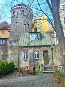 un edificio con una puerta verde y un edificio con una torre en Cozy Old Town Historic House, en Tallin