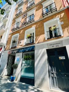 una tienda frente a un edificio con ventanas y puertas en Urban Sea Hotel Atocha 113, en Madrid