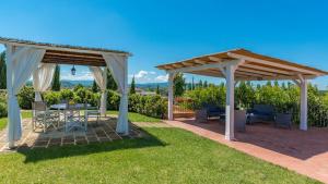 eine Terrasse mit einem Tisch und Stühlen unter einem Pavillon in der Unterkunft DIMORA SAN JACOPO 20&1, Emma Villas in Palaia