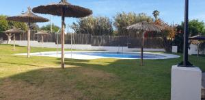 Bazén v ubytování Relaxing Sanlúcar nebo v jeho okolí