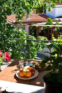 une assiette de fruits sur une table sur une terrasse dans l'établissement Selena Guest House, à Krásion