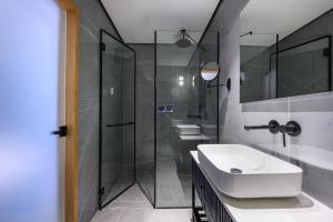 Koupelna v ubytování Alberto by Isrotel Design