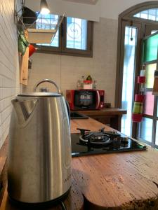 een pot op een fornuis in een keuken bij La casa degli zii in Ferrara