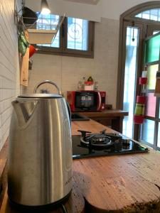 un vaso seduto sopra un fornello in cucina di La casa degli zii a Ferrara