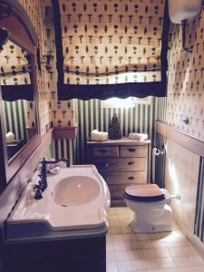 a bathroom with a sink and a toilet at B&B Country Dreams in Sulmona