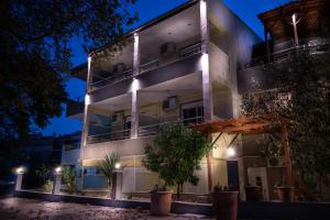 an apartment building at night with lights at Kipos Resort in Nea Peramos