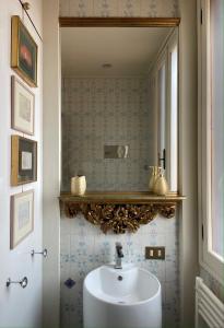 ein Badezimmer mit Waschbecken und Spiegel in der Unterkunft Giudecca Palanca 664 in Venedig + 49 Fotos