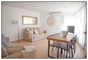 a living room with a couch and a table at APARTAMENTO CENTRICO JUNTO AL MAR - WIFI FREE in Salou