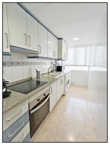 Kuchyňa alebo kuchynka v ubytovaní APARTAMENTO CENTRICO JUNTO AL MAR - WIFI FREE