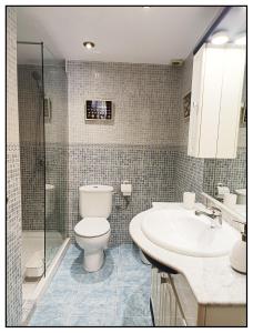 a bathroom with a toilet and a sink and a shower at APARTAMENTO CENTRICO JUNTO AL MAR - WIFI FREE in Salou