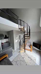una sala de estar con una escalera de caracol en una casa en Olympos Bungalov & Villa, en Dalaman