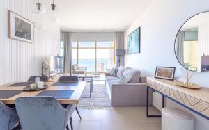 貝尼多姆的住宿－Intempo Sky Apartments 056，带沙发的客厅和用餐室