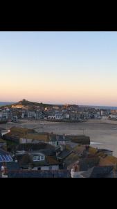 vistas a una ciudad con casas y edificios en Harbour View, en St Ives