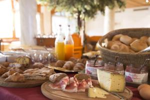 une table recouverte de assiettes de nourriture et de pain dans l'établissement Hotel Löwenhof, à Bressanone