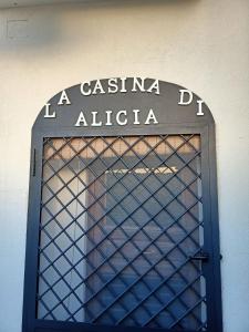 een deur naar een gebouw met de woorden een casina d alilia bij La casina di Alicia in Montenero di Bisaccia