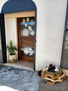 una puerta a una casa con un arreglo floral delante en La casina di Alicia, en Montenero di Bisaccia