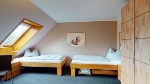 Zimmer mit 2 Betten und einem Fenster in der Unterkunft Ferienbauernhof Liesenberg Jagdreihenhaus Fuchs in Fehmarn