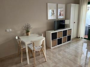 Televízia a/alebo spoločenská miestnosť v ubytovaní Departamento Ingrid