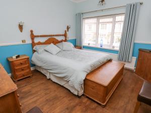 een slaapkamer met een groot bed en een raam bij Call A Mia in Doncaster