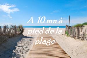 a mmicked de la place sign on a wooden path to the beach at MES VACANCES A LA MER studio 4 pers, parking privé, wifi, linges fournis, climatisation in La Grande Motte
