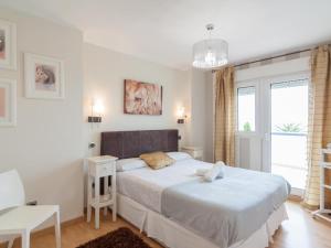 Habitación blanca con cama y ventana en Espectacular villa con vistas al mar,, en Mogro