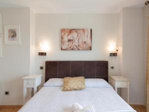 1 dormitorio con 1 cama grande y 2 mesas en Espectacular villa con vistas al mar,, en Mogro