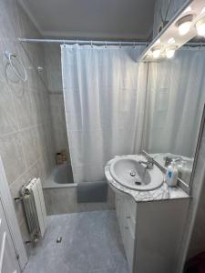 bagno bianco con lavandino e doccia di Playa de Berria - Precioso Apartamento con piscina, Garaje incluido e INTERNET a Santoña