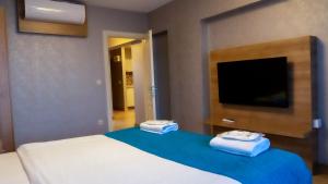 Bursa Suites Apart Otel的电视和/或娱乐中心