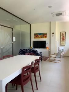 a living room with a white table and chairs at San Giuseppe Casa per Ferie in Quercianella