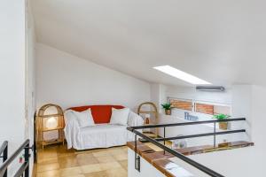 sala de estar con sofá blanco y escalera en Playa, en Sant Pere Pescador