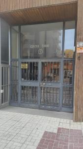 un negozio di fronte a un edificio con porte e finestre di Serenity Chic Apartment City Center with FREE Wifi BY NAMASTE ELITE a Torremolinos