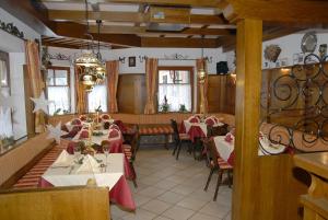 Restauracja lub miejsce do jedzenia w obiekcie Hotel-Restaurant Burgblick