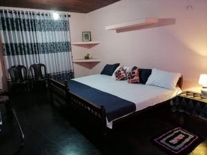 sypialnia z łóżkiem w pokoju w obiekcie Kingsland Hostel w mieście Anuradhapura