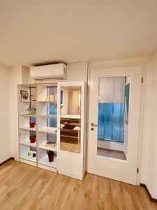 リュブリャナにあるBlue Sunの白いドアとクローゼットが備わる客室です。