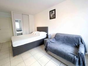 - une chambre avec un lit et une chaise dans l'établissement Modern one bedroom apartment in Cannes, à Cannes