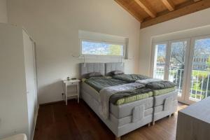 una camera da letto con un grande letto e una finestra di Terrace Vista Interlaken a Interlaken