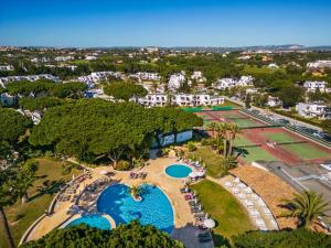 an aerial view of a resort with a tennis court at Apartament Portes Balaia in Albufeira