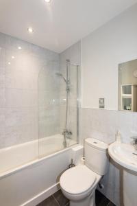 a bathroom with a toilet and a shower and a sink at Beautiful Honeycomb Cottage in heart of Cotswolds in Chipping Norton