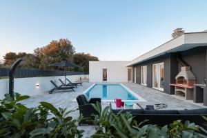 Πισίνα στο ή κοντά στο La Reina House - Private Heated Pool