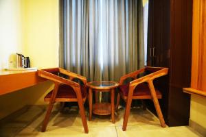 two chairs and a table in a hotel room at Hotel Aman Imperial Near New Delhi Railway Station in New Delhi