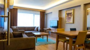伯萨Bursa Suites Apart Otel的带沙发和桌子的客厅