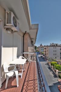 un balcone con tavolo e sedie su un edificio di Hotel Residence Mediterraneo a Diano Marina