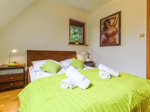 ザコパネにあるVisitZakopane - Marmot Apartmentのベッドルーム1室(ベッド2台、タオル付)