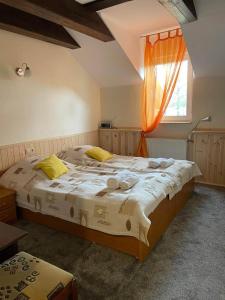Un pat sau paturi într-o cameră la Folwark Tumiany Pokoje & Restauracja