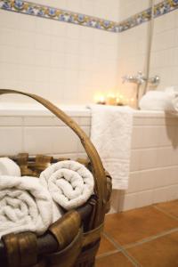 a basket of towels in a bathroom with a tub at Casa Rural Las Martas in Acebo