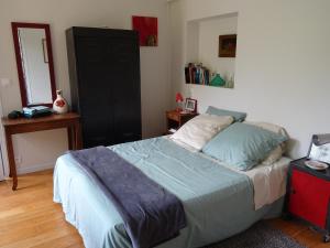 מיטה או מיטות בחדר ב-Chambre d'hôtes sur jardin acces PMR