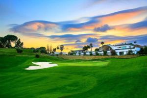 widok na pole golfowe z zielonym w obiekcie CALA BLUE VIEWS w mieście La Cala de Mijas