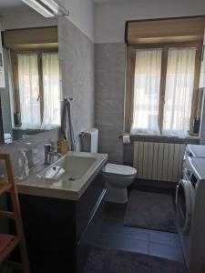 a bathroom with a sink and a toilet at Grande appartamento in Centro, 4 posti letto in Gorizia