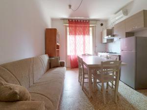 sala de estar con sofá, mesa y cocina en Lido, en Lido delle Nazioni